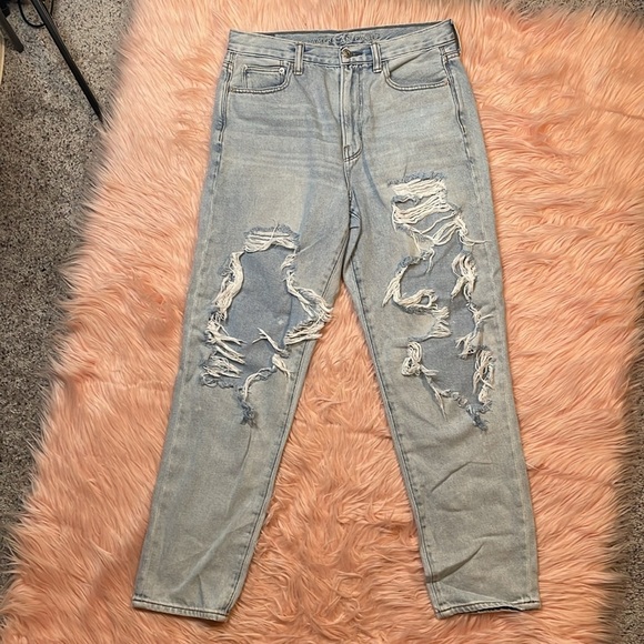 American‎ Eagle Light Wash Distressed Mom Jean Size 6 - Picture 2 of 9